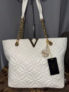 CROSSI NEW YOURK Elegant White Quilted Tote with Gold Chain Detail